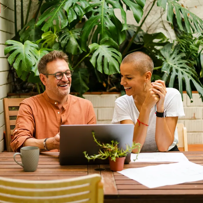 Woman and man with a laptop in a cafe