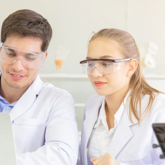 The concept of health care researchers, researchers working in biological life laboratories, young research scientists and male supervisors, and have a beautiful orange light