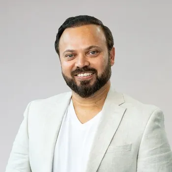 zeb qadri headshot